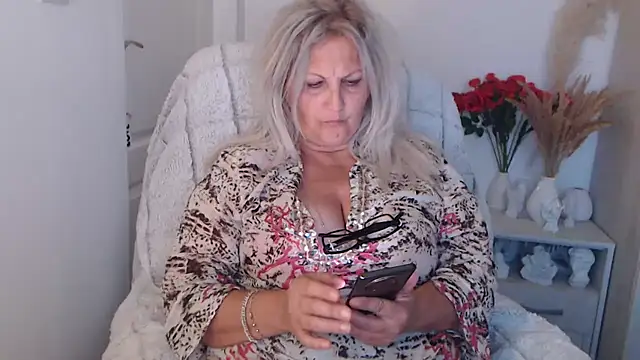 Divineblond live cam on StripChat
