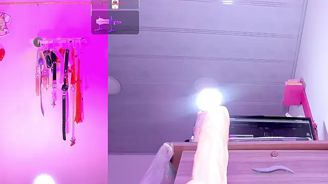 emily_foxxxii's live room