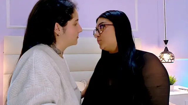 Emma_and_Tara live cam on StripChat