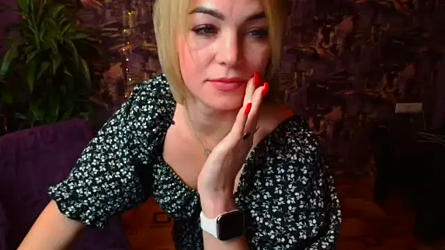 CuttieEmma live cam on StripChat