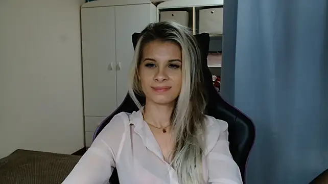 KristineGlow live cam on StripChat