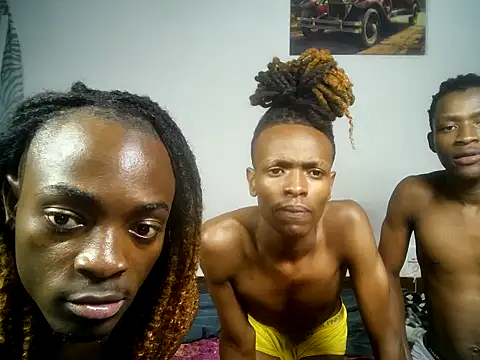 threemanias