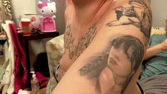 MIKEiNMILF live cam on StripChat