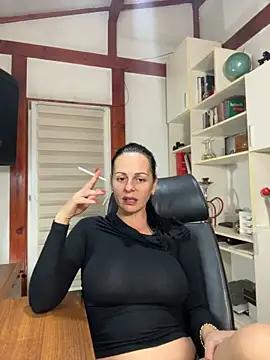 MiriamDelyn live cam on StripChat