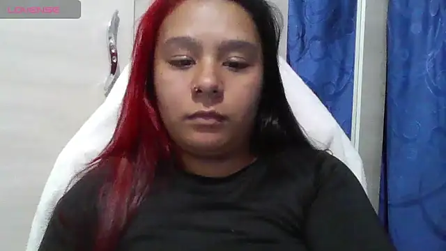 Charis_21 live cam on StripChat