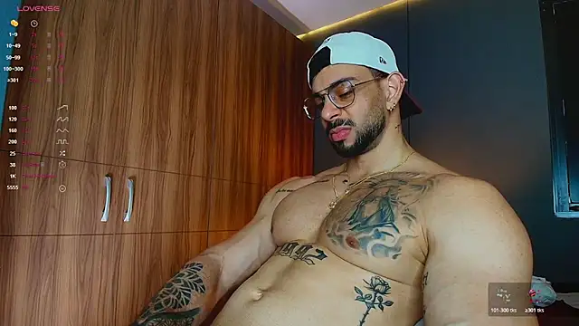 massimo_visconti live cam on StripChat