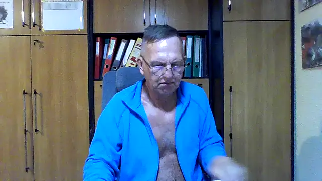 Robotnikm live cam on StripChat