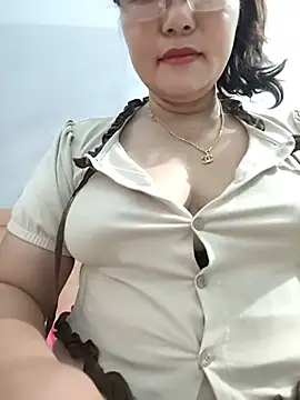 -Titihan- live cam on StripChat