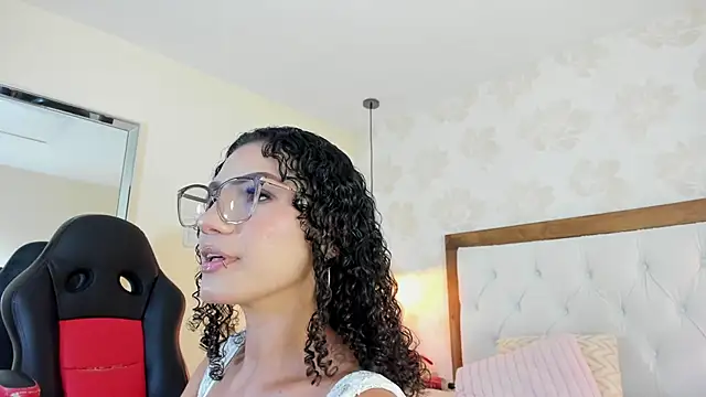 IRISCLARK1 live cam on StripChat