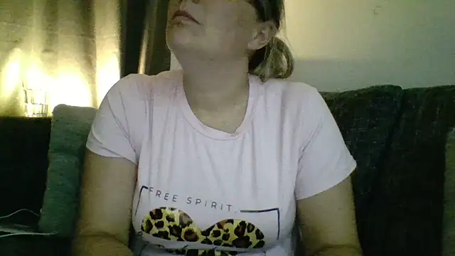 scrummymummy2 live cam on StripChat