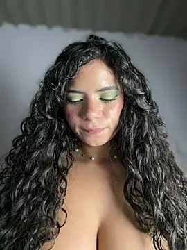 simone_miller - pareja en stripchat, habla español