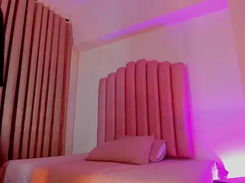 Littlee_melody18 live cam on StripChat
