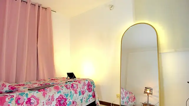 Aleja_arango1 live cam on StripChat