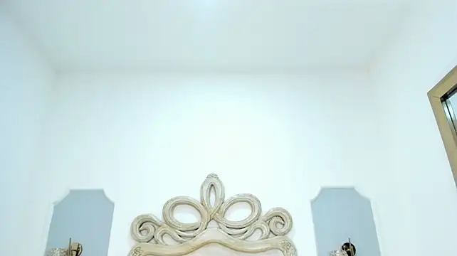 elara_evans webcam