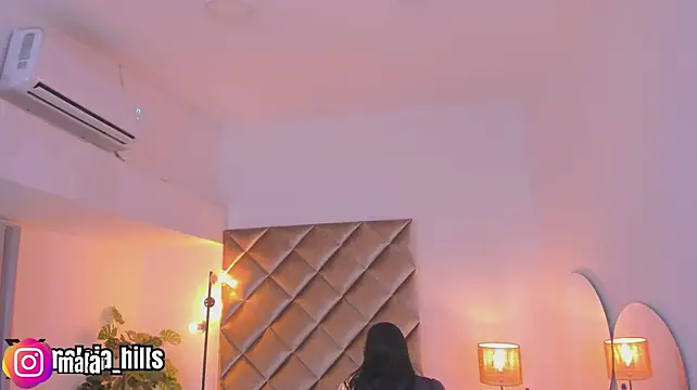 malaia_hills live sex cam