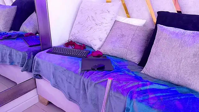 luna_naughty1's live room