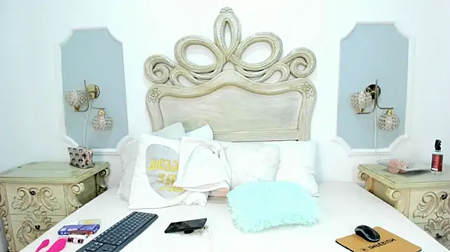 elara_evans webcam