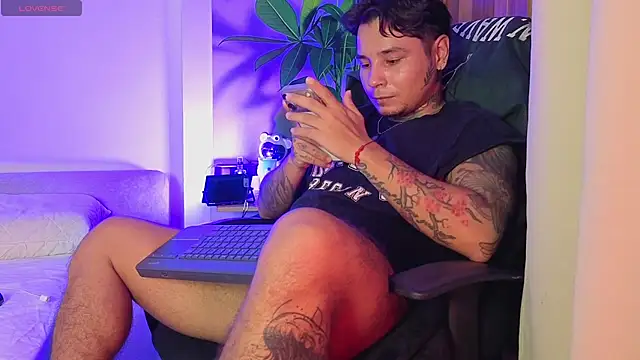 CamiloHedz live cam on StripChat