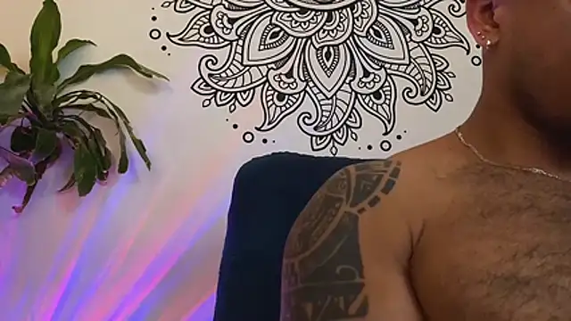 aaroncolombia live cam on StripChat