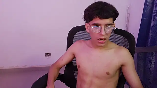 noah_millerx live cam on StripChat