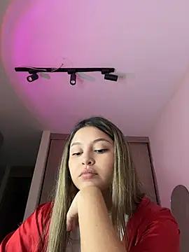 lunablossom_ live cam on StripChat