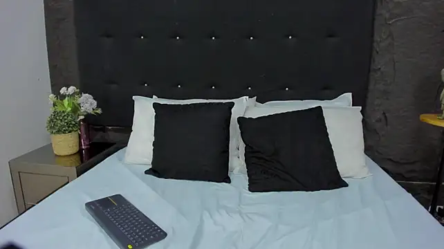 KattieTylor live cam on StripChat