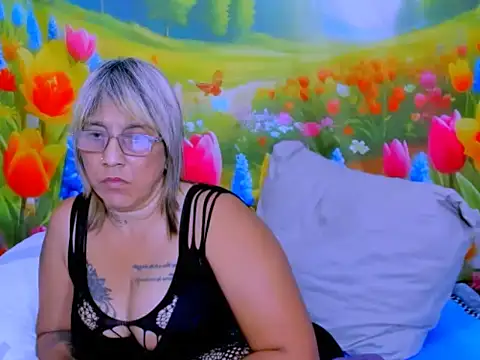 Miniatura da webcam ao vivo de indianroxy com #girls