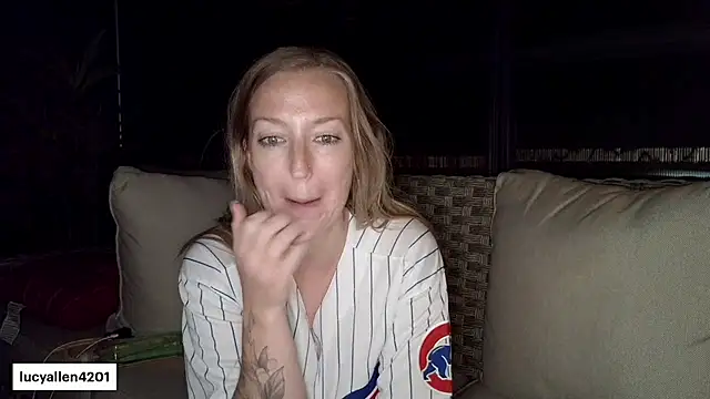 lucyallen4201 (F milf) - Spread Ass