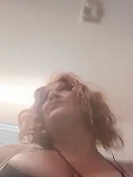 deedeedoll82222 live cam on StripChat