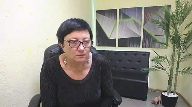EmilyL0ve live cam on StripChat