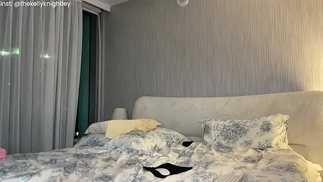 ohbabykelly (F young) - play with tits and pussy