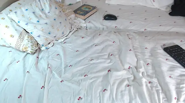 Q_T_pie live cam on StripChat