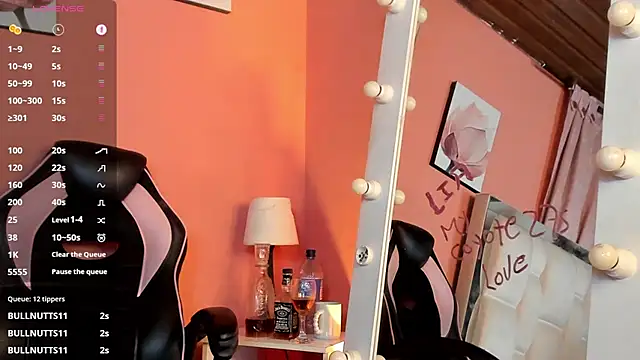 LiaTaylorr live cam on StripChat
