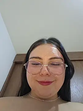 julieth85_ (F teen) - Take off panties + Diamond on the big as