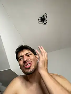 tu_king_david (M young) - Undress and pose