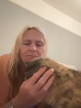 Blondnboujee53