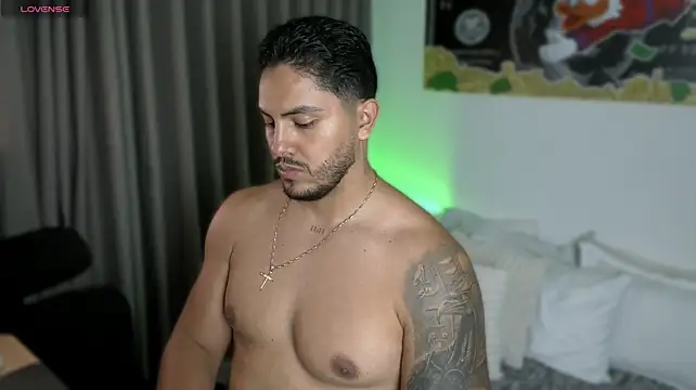 owen-pierces live cam on StripChat