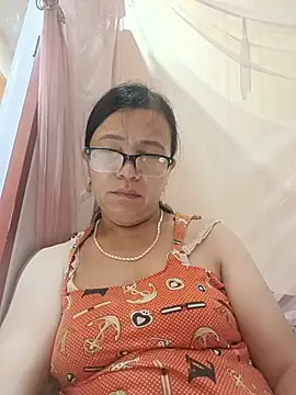 Chilly-wet live cam on StripChat