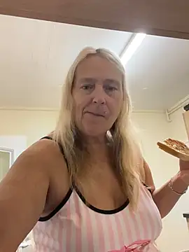 Blondnboujee53