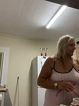 Blondnboujee53