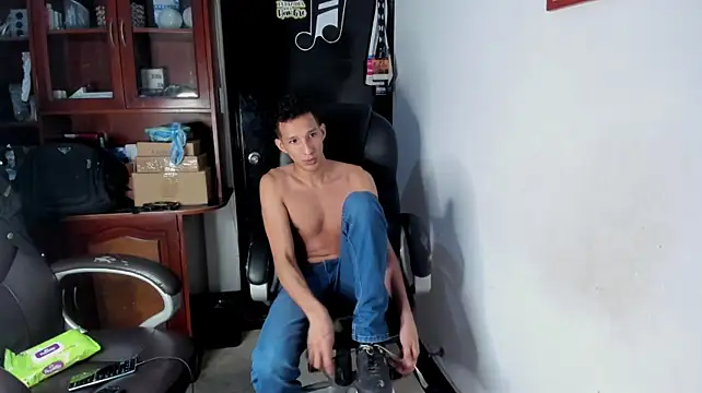 AlphaMarco live cam on StripChat