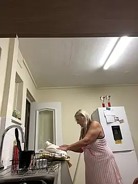 Blondnboujee53