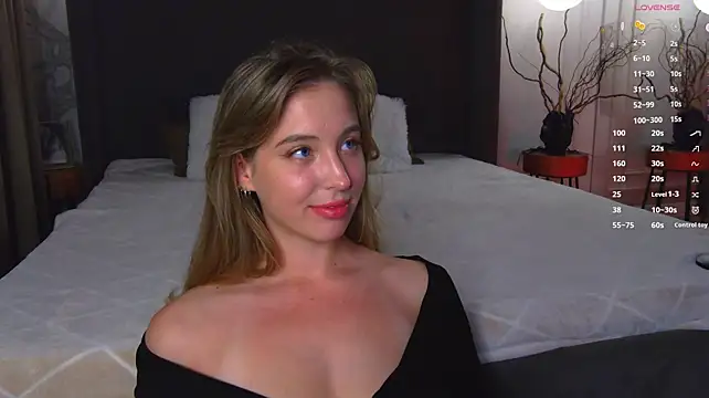 LoraineLuff live cam on StripChat