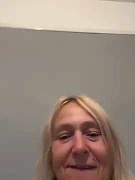 Blondnboujee53 webcam