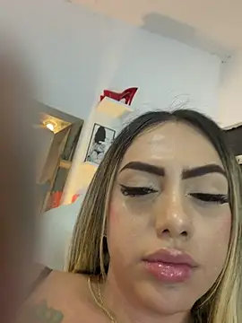 Sara_trans_hot