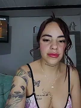 scaarletth15 live cam on StripChat