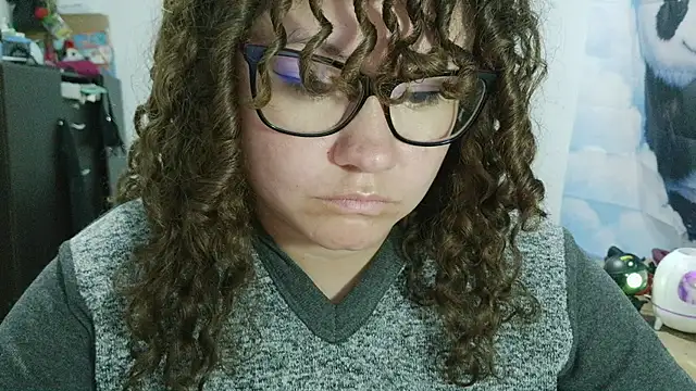 curly_greeneyed