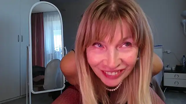 JuliaVilnet live cam preview