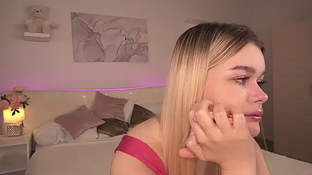 milky_wayy_ (F teen) - My first kiss is for you!