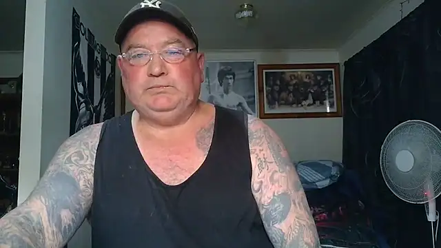 kinkyblueyes69 (M mature) - CLOTHES OFF NUDE